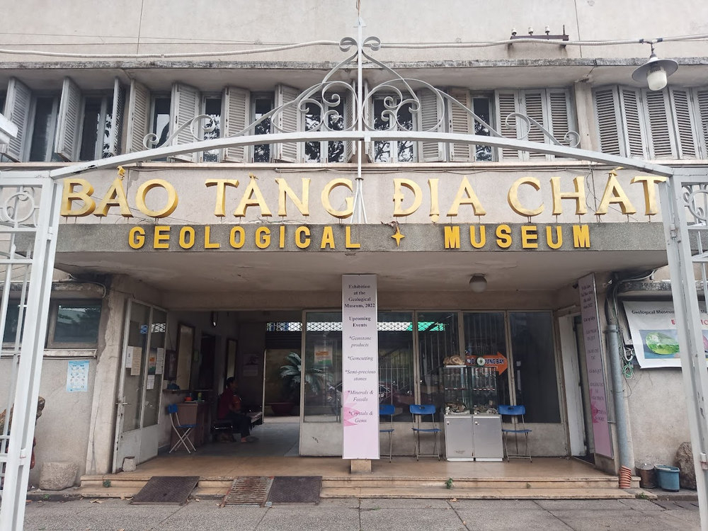 The museum’s exterior exudes a rustic and aged charm, much like the traces of time it preserves through its geological exhibits
